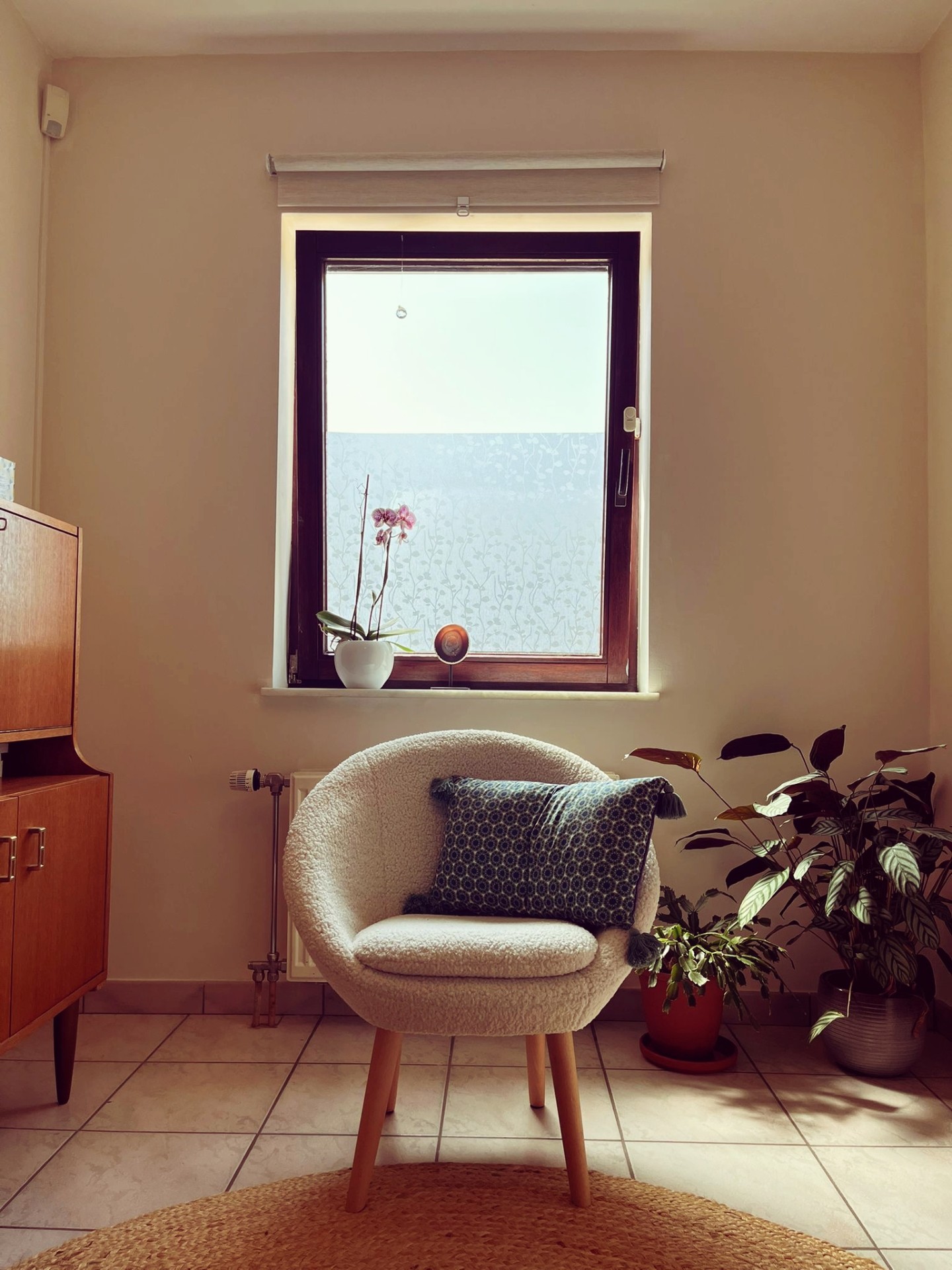 Fauteuil bouclette et orchidée dans le cabinet de thérapie à Silly