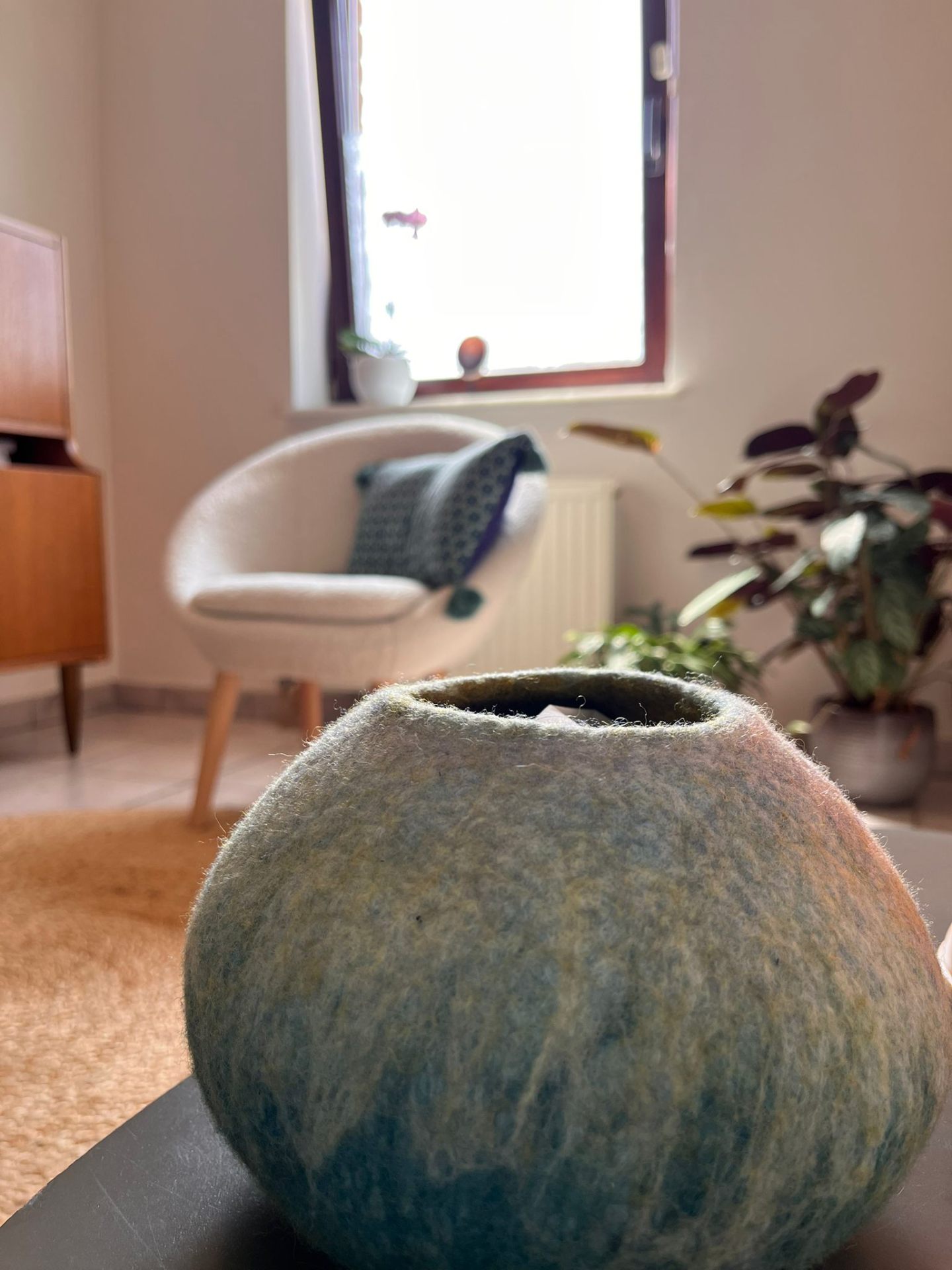 Vase en feutre artisanal créant une ambiance zen et reposante