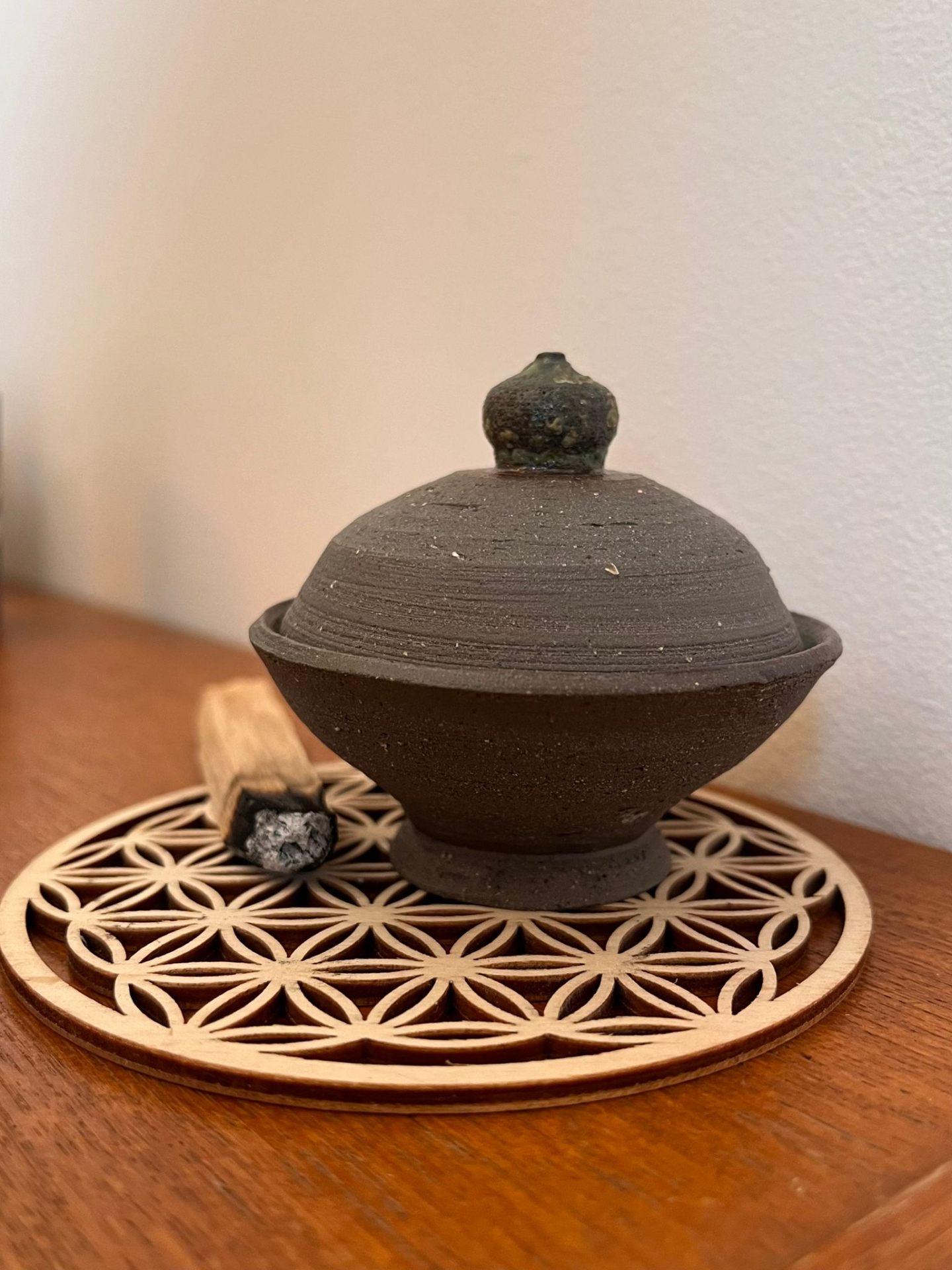 Céramique et palo santo, ambiance rituelle et apaisante du cabinet